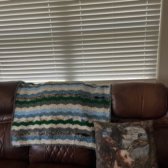 Beautiful Crocheted Wave Pattern Blanket - Picture 5 of 5